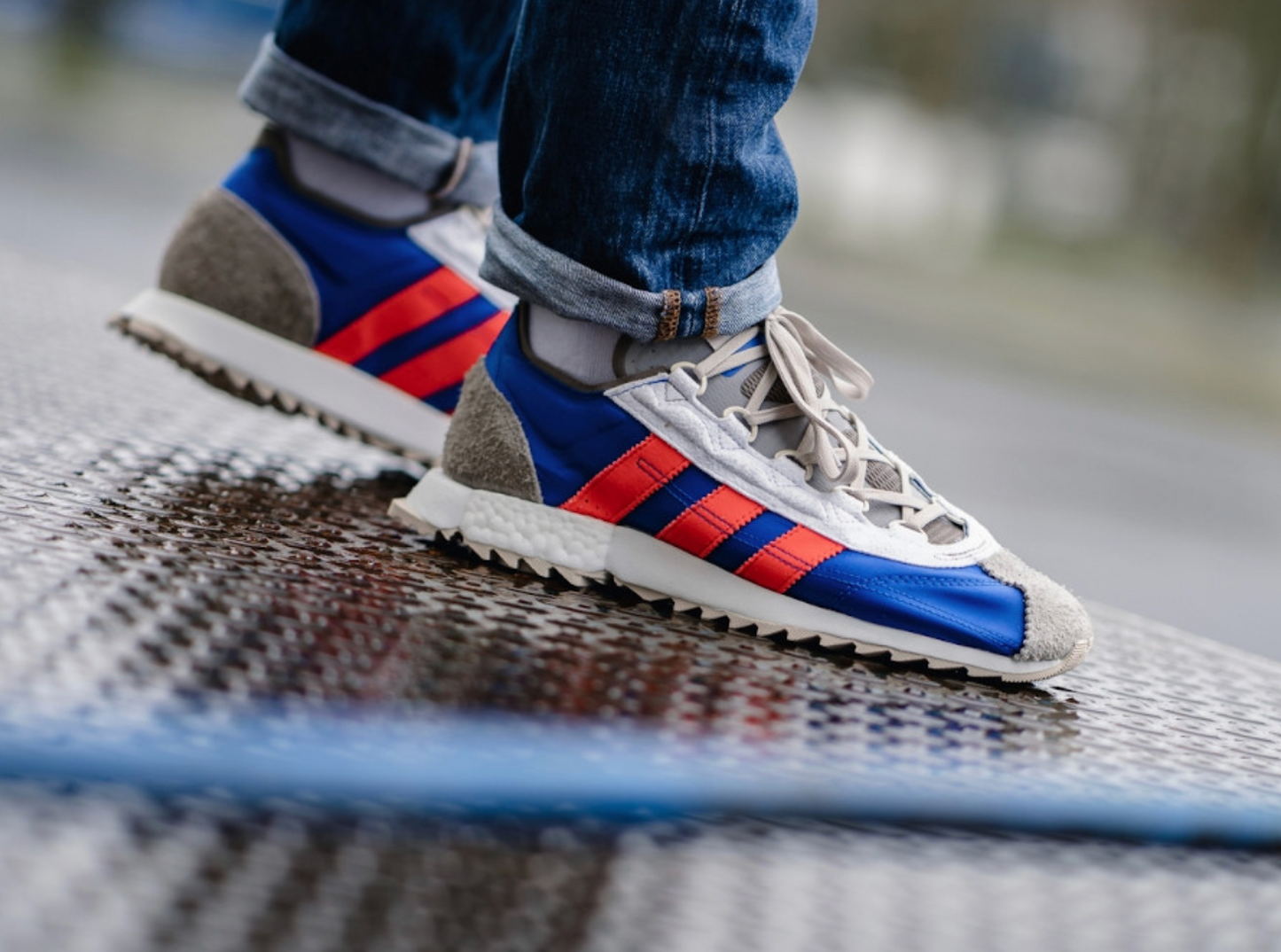 Adidas SL7600 bleu et grise avec bandes rouges