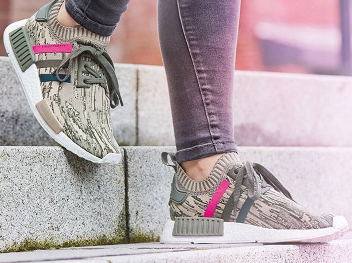 Adidas NMD_R1 verte kaki et bande rose