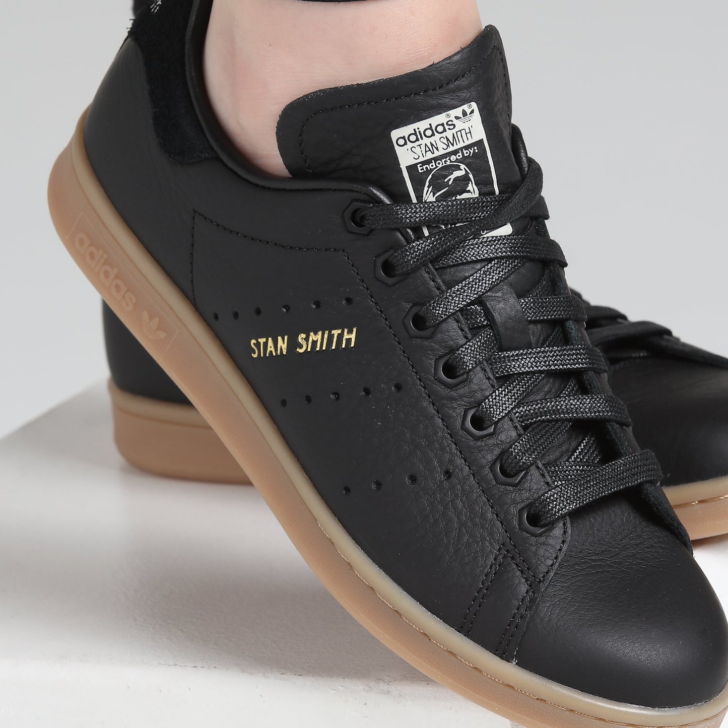 Adidas Stan Smith cuir noir et semelle marron