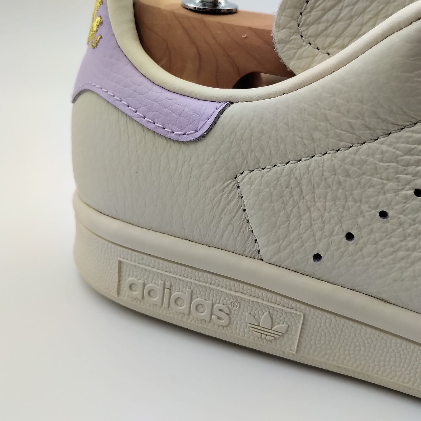 Adidas Stan Smith cuir beige crème et talon lila