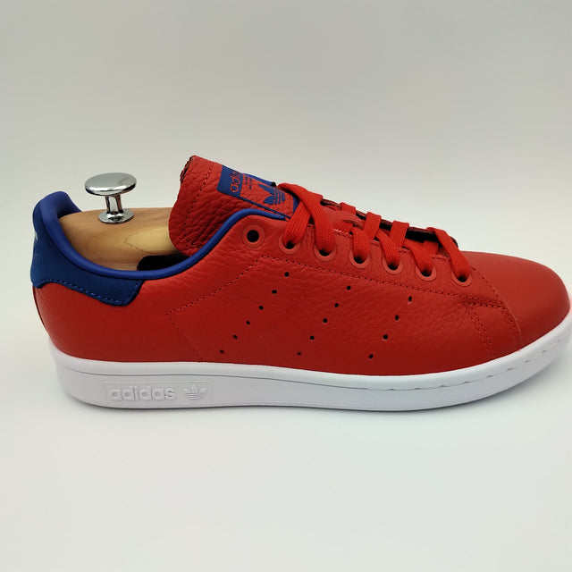 Adidas Stan Smith en cuir rouge avec talon bleu