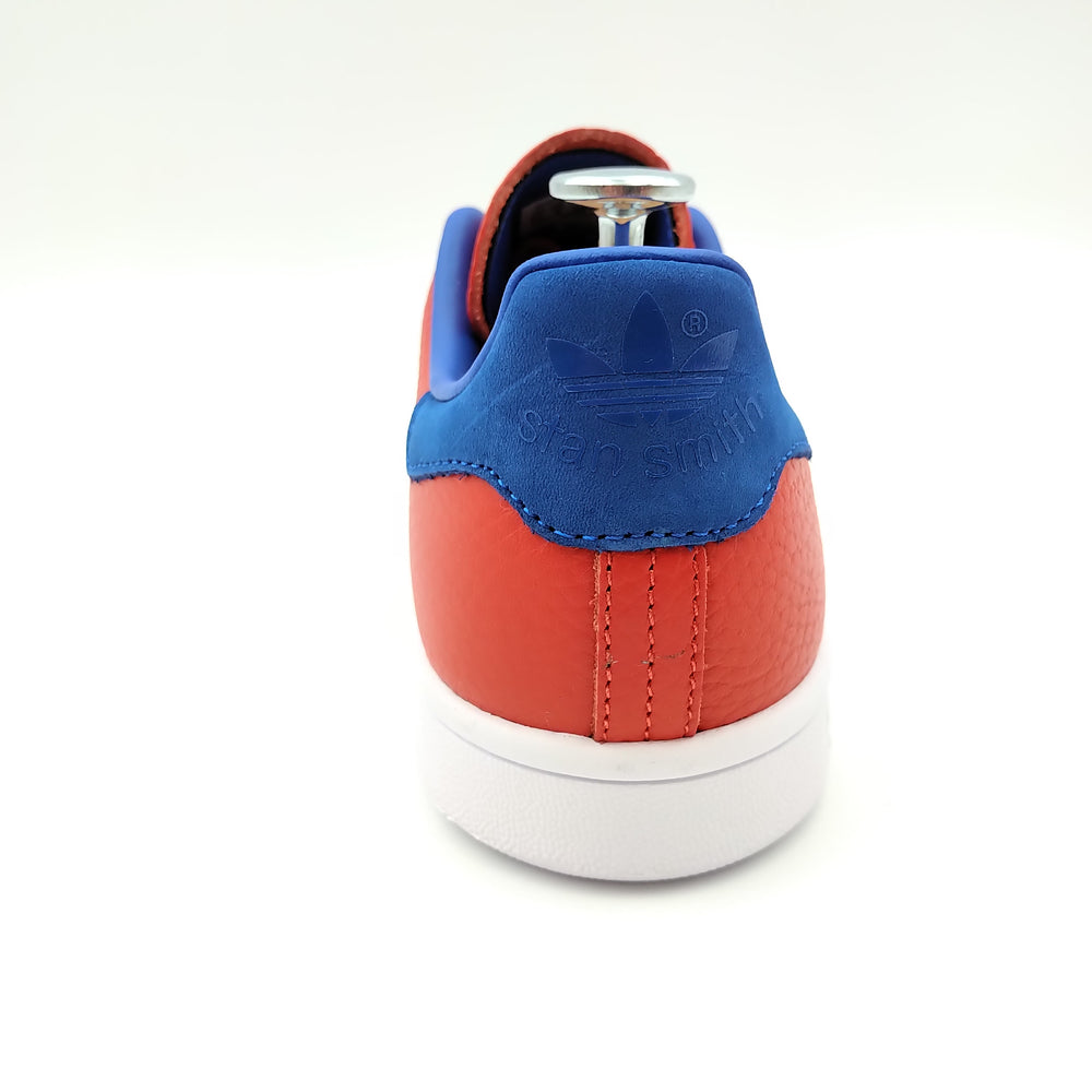 Adidas Stan Smith en cuir rouge avec talon bleu