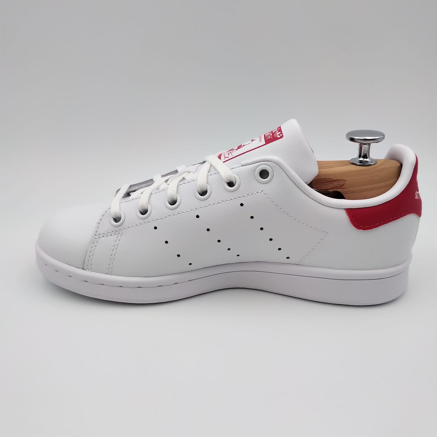 Adidas Stan Smith blanche avec talon rouge magenta