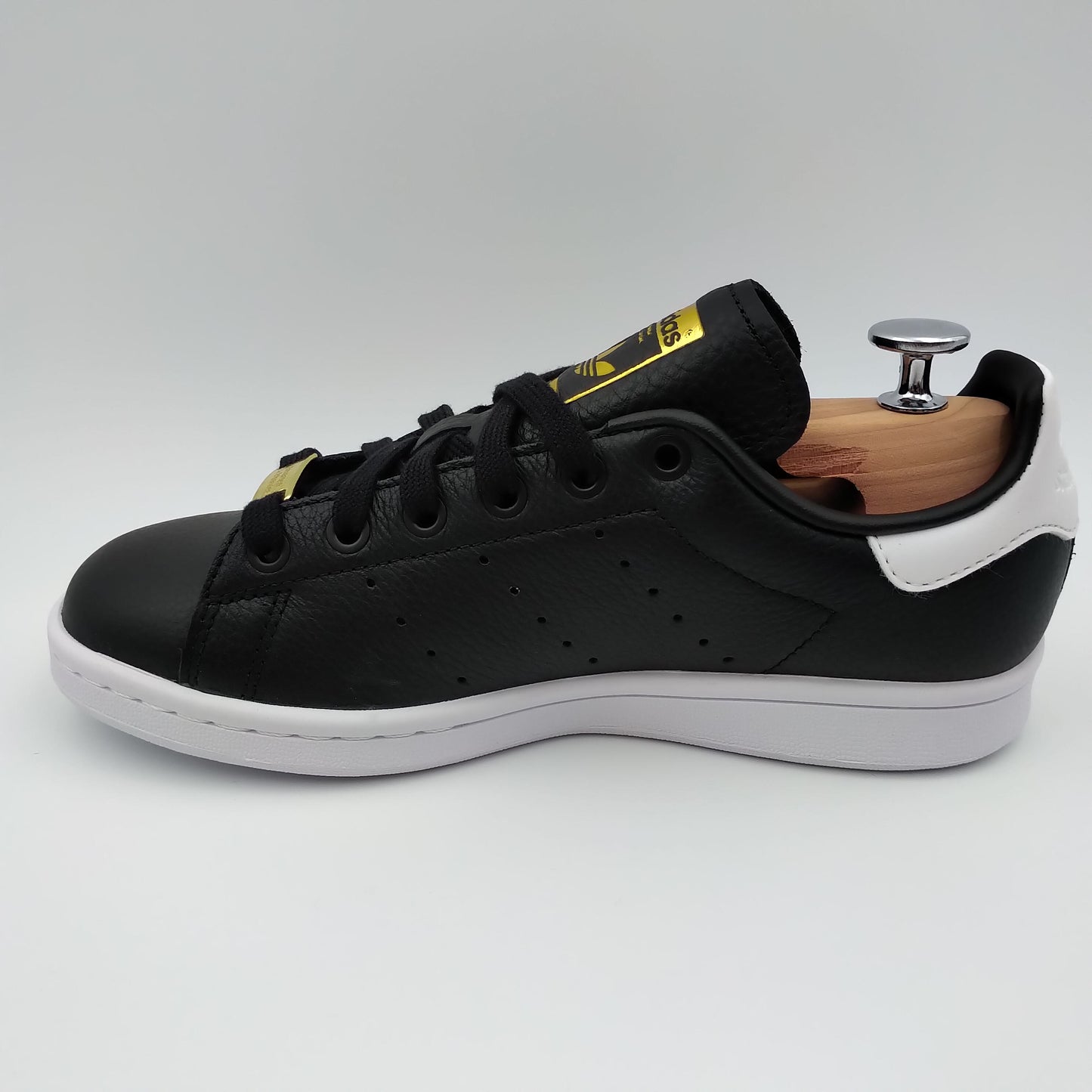 Adidas Stan Smith cuir noir et blanc et motifs dorés