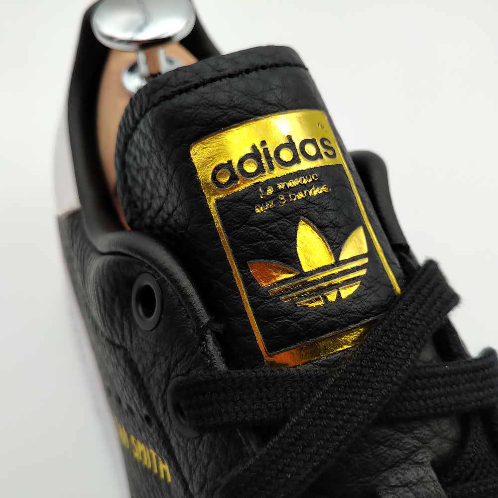 Adidas Stan Smith cuir noir et blanc et motifs dorés