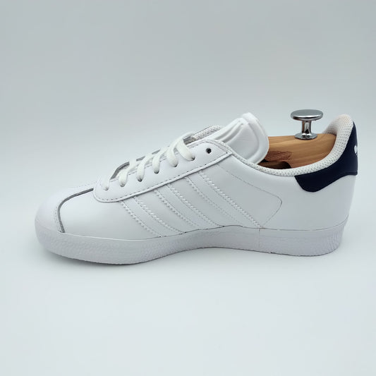Adidas Gazelle cuir blanc et motifs bleu marine