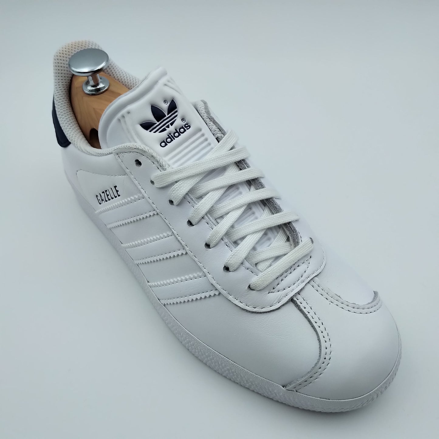 Adidas Gazelle cuir blanc et motifs bleu marine