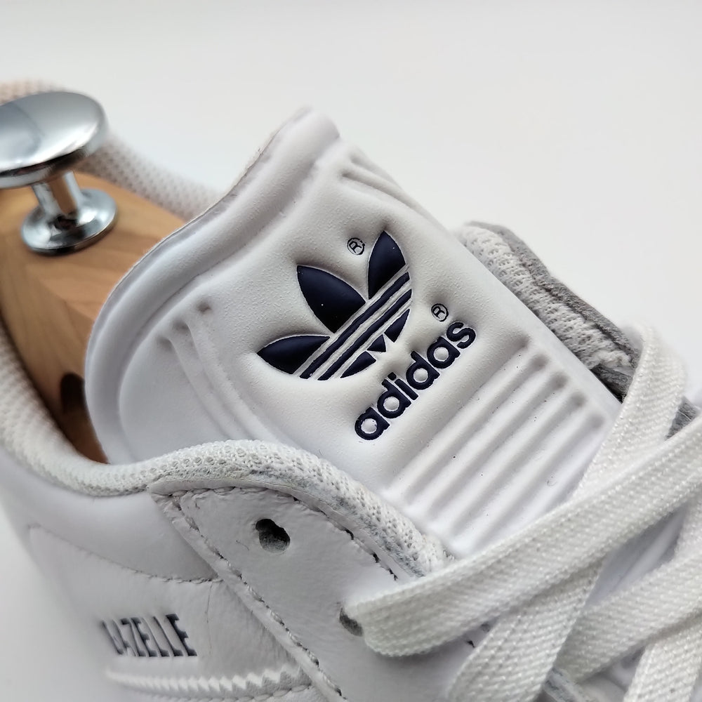 Adidas Gazelle cuir blanc et motifs bleu marine