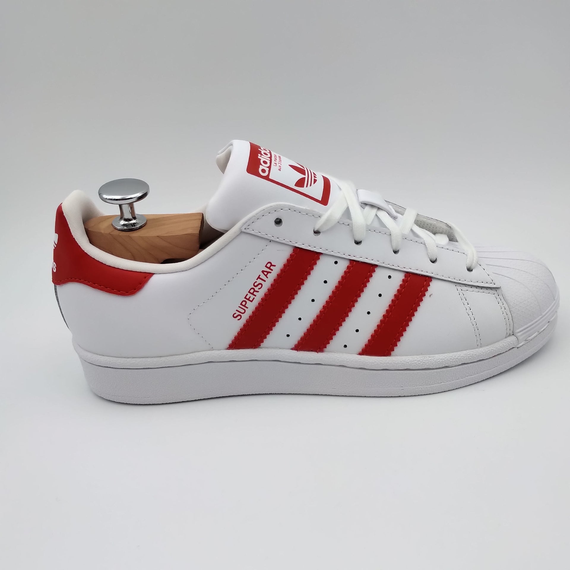 Adidas Superstar blanches avec bandes rouges – SneakBoutik