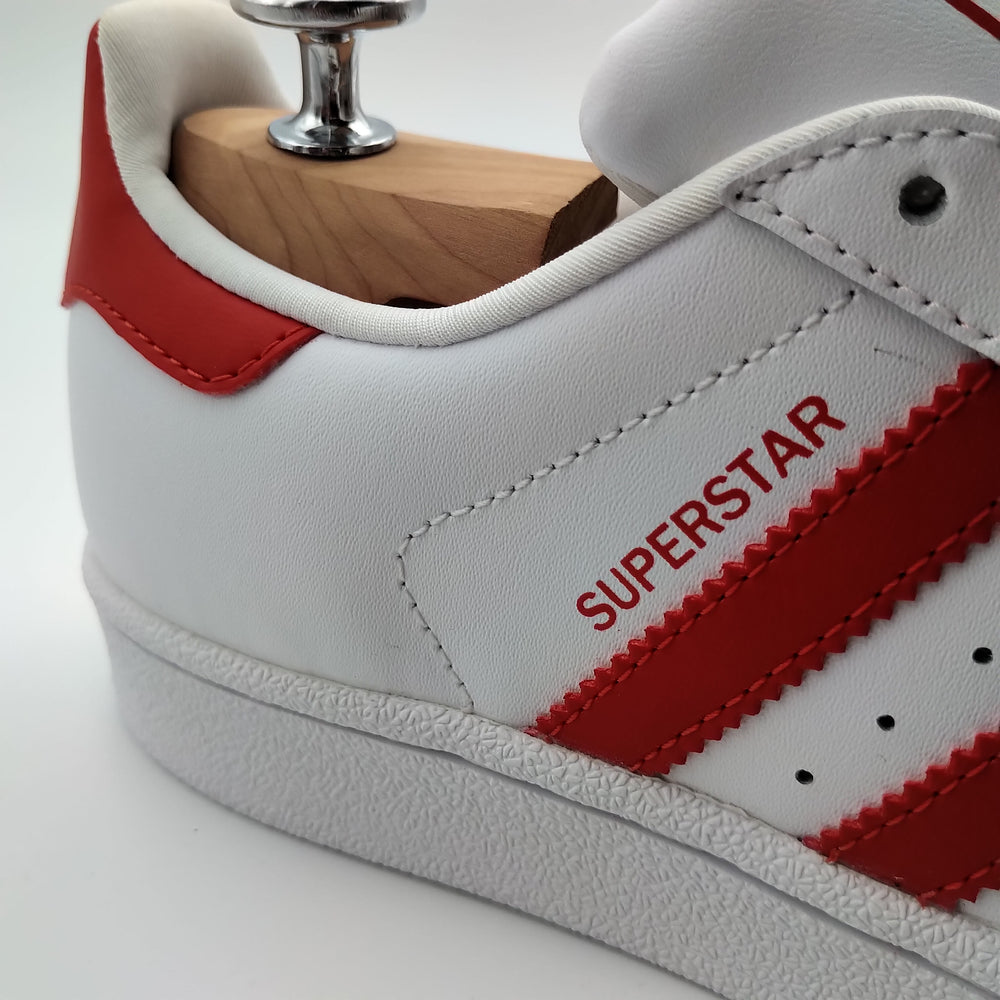 Adidas Superstar blanches avec bandes rouges