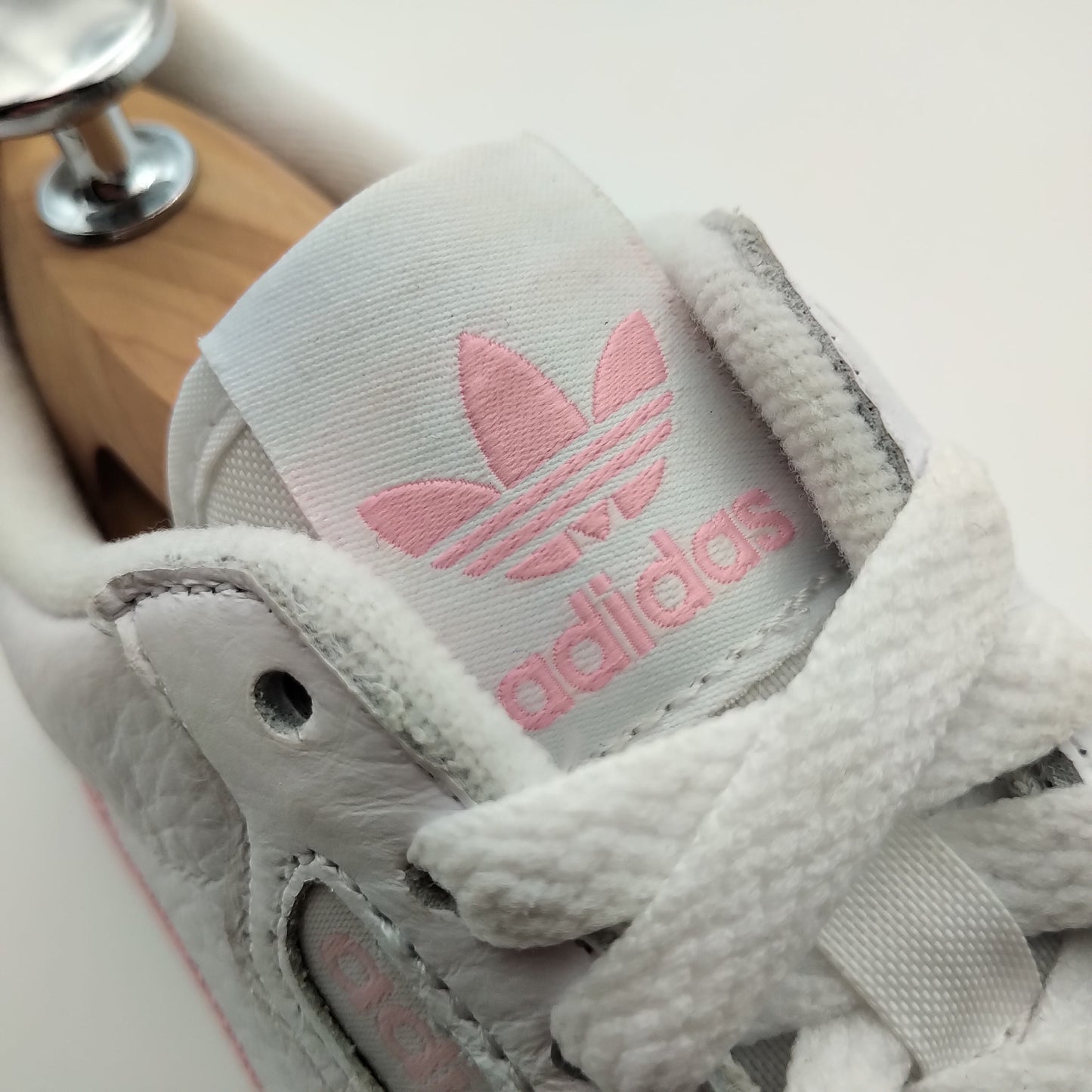 Adidas Continental 80 cuir blanc et bandes roses