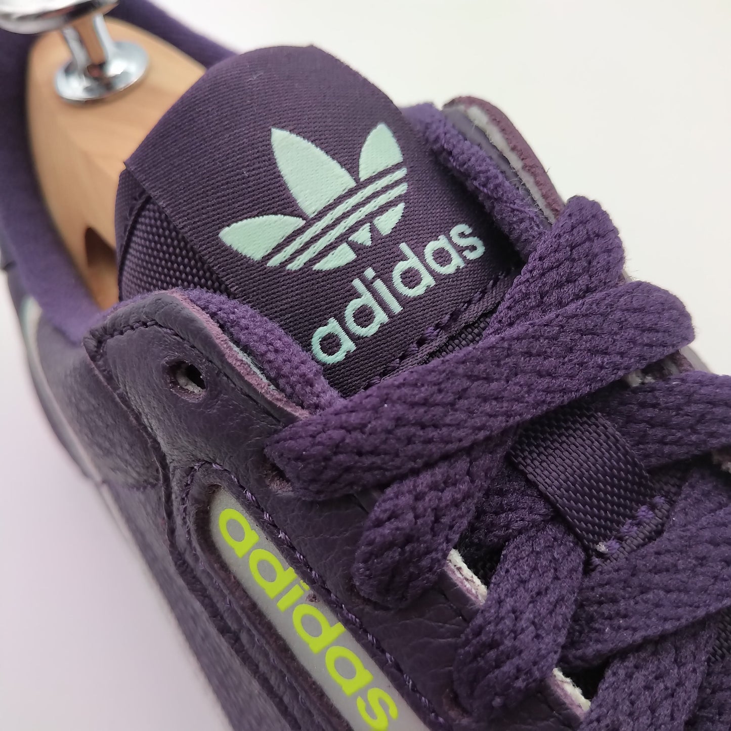 Adidas Continental 80 cuir violet et bandes blanches