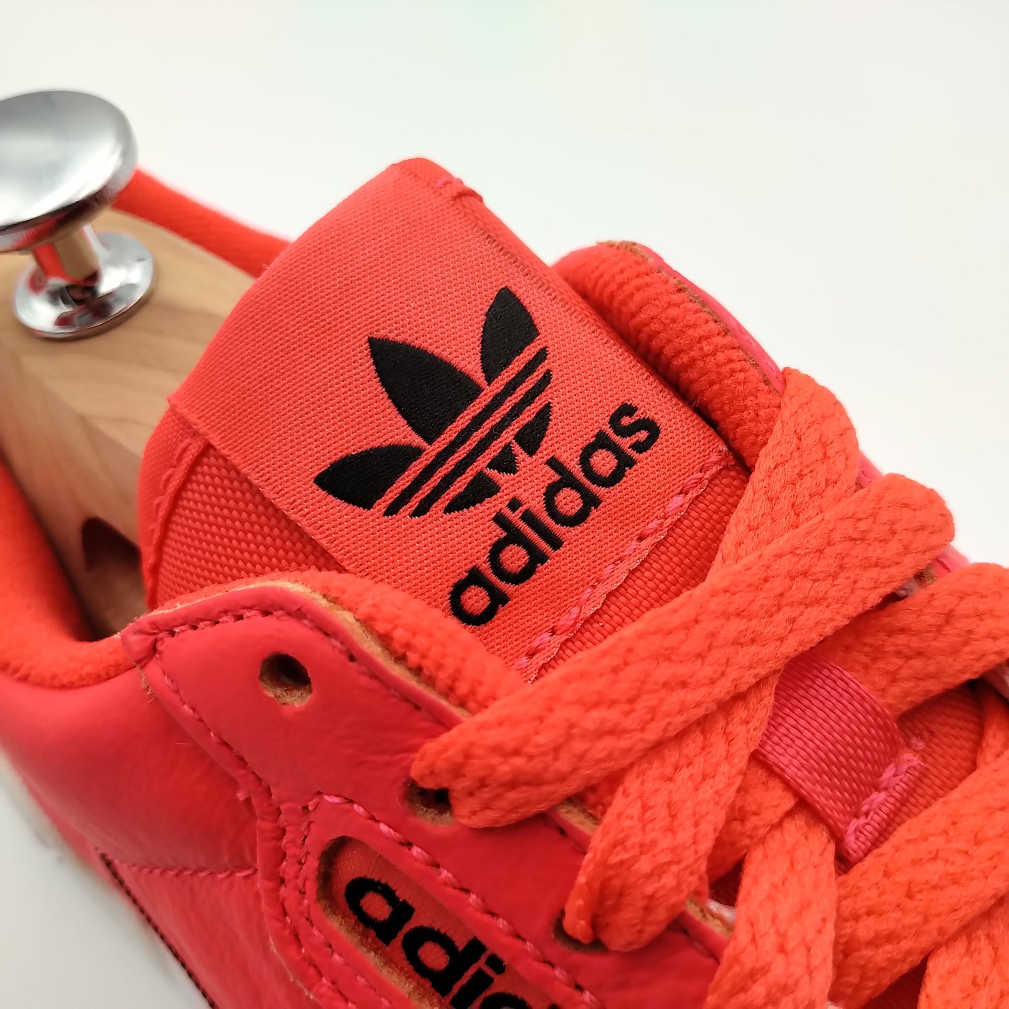 Adidas Continental 80 fuchsia avec bandes noir et rouge