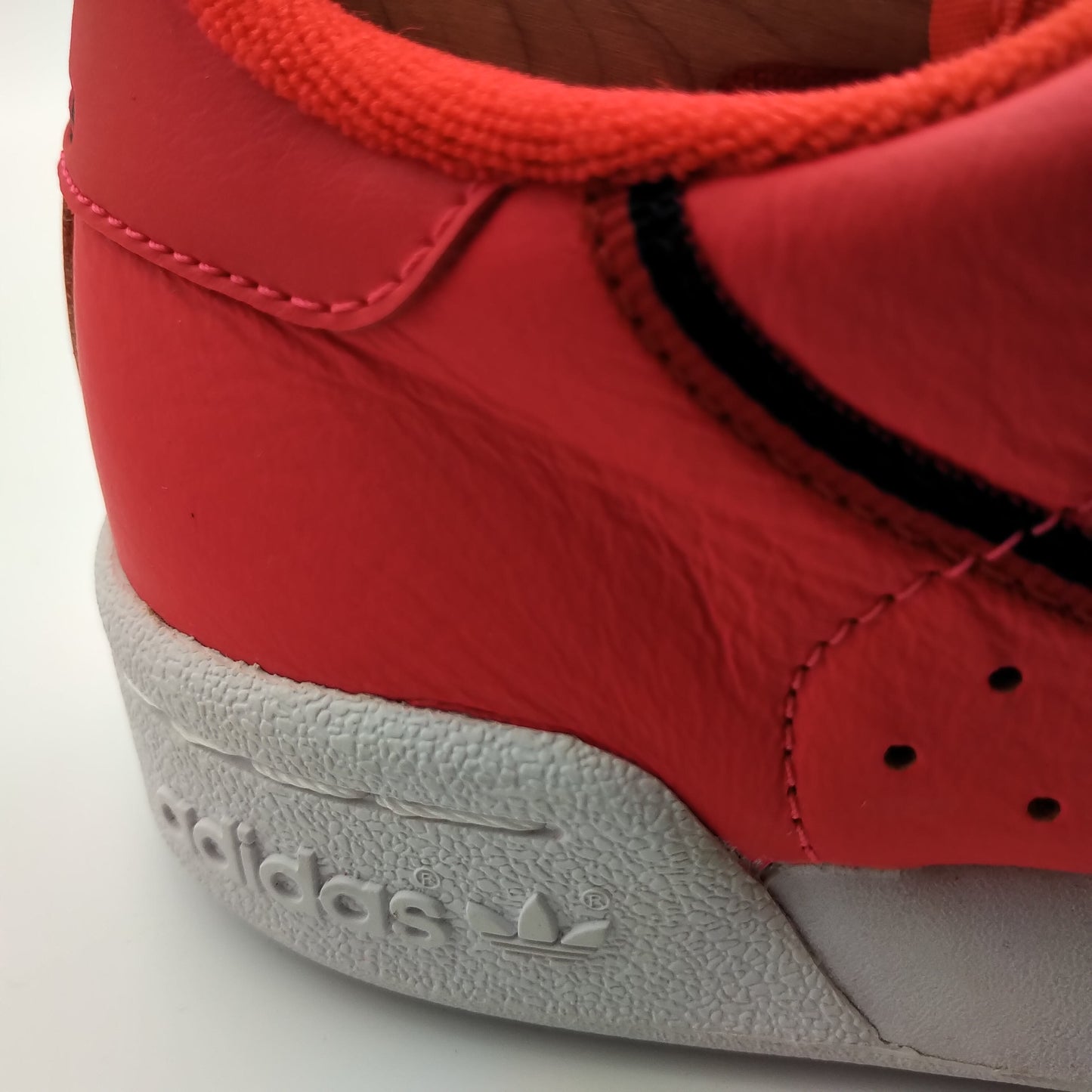 Adidas Continental 80 fuchsia avec bandes noir et rouge