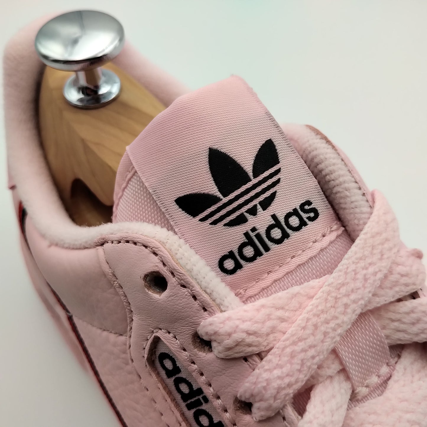 Adidas Continental 80 cuir rose et bande noire et rouge