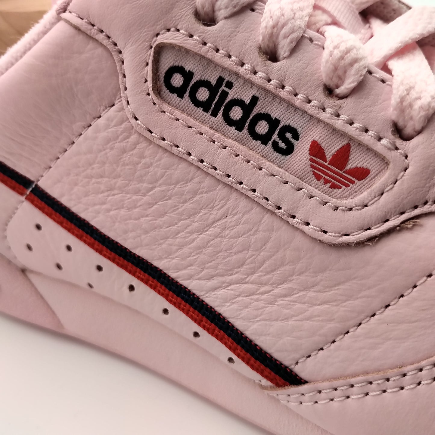 Adidas Continental 80 cuir rose et bande noire et rouge