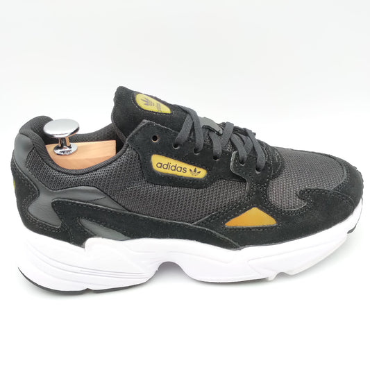 Adidas Falcon noir avec motifs dorés