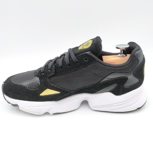 Adidas Falcon noir avec motifs dorés