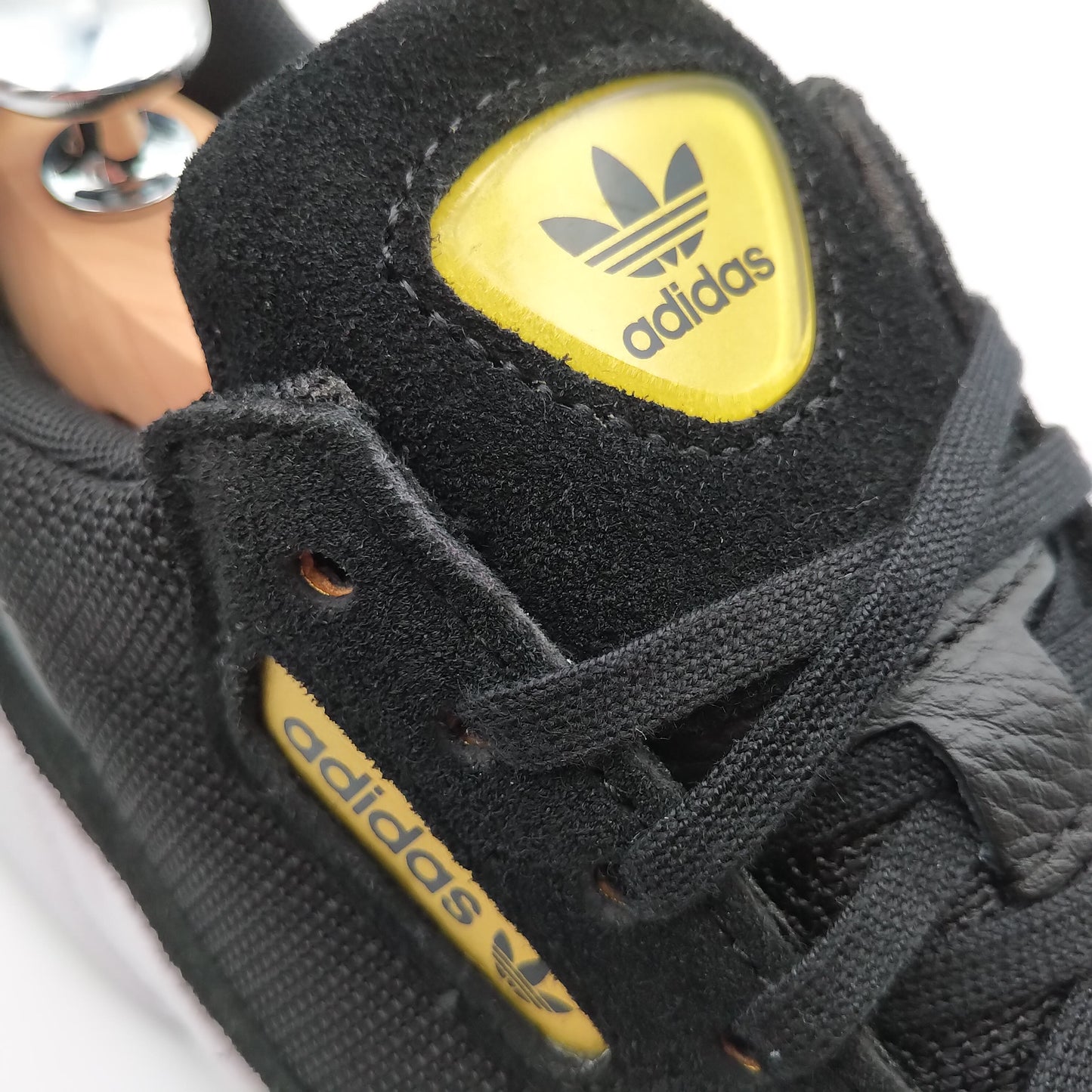 Adidas Falcon noir avec motifs dorés
