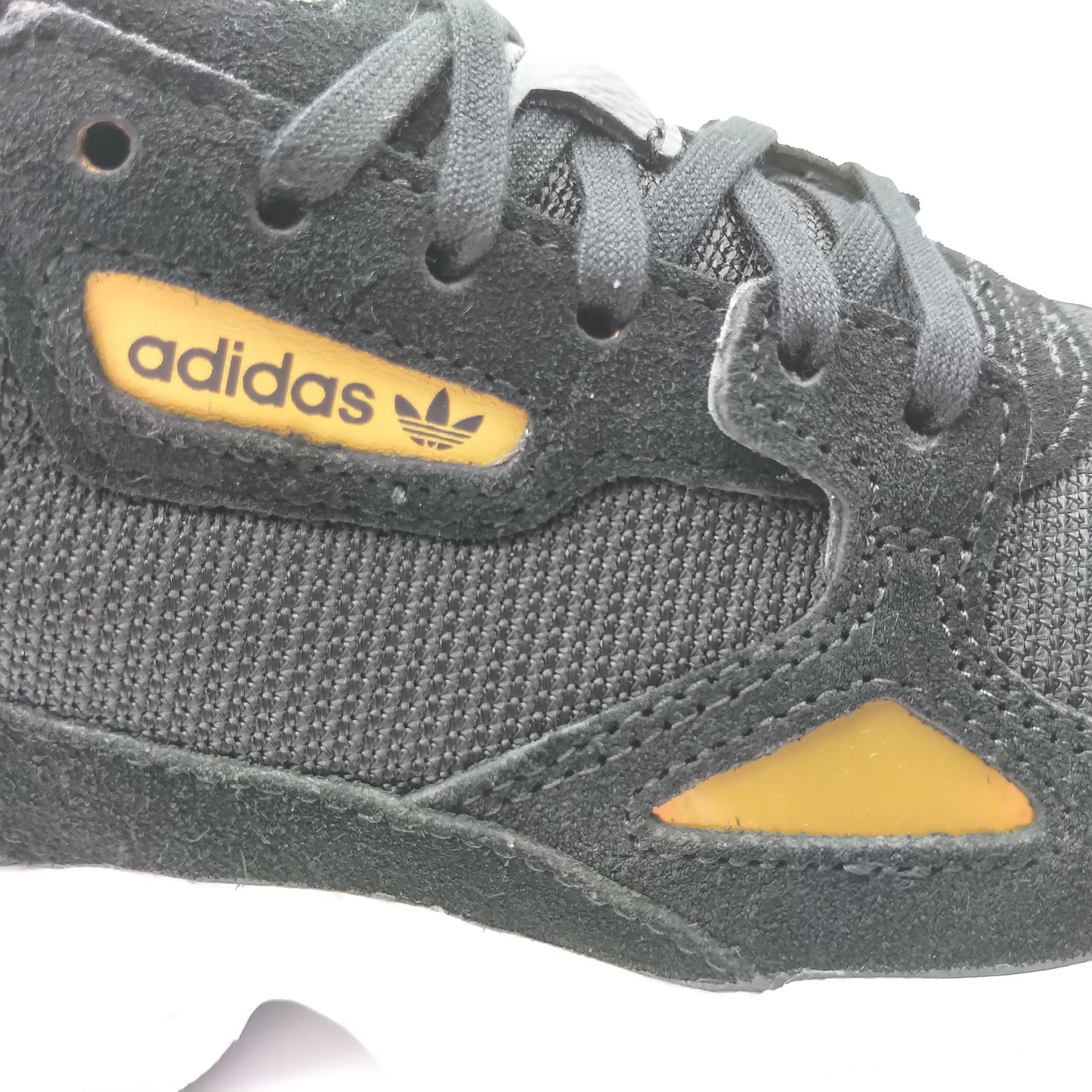Adidas Falcon noir avec motifs dorés