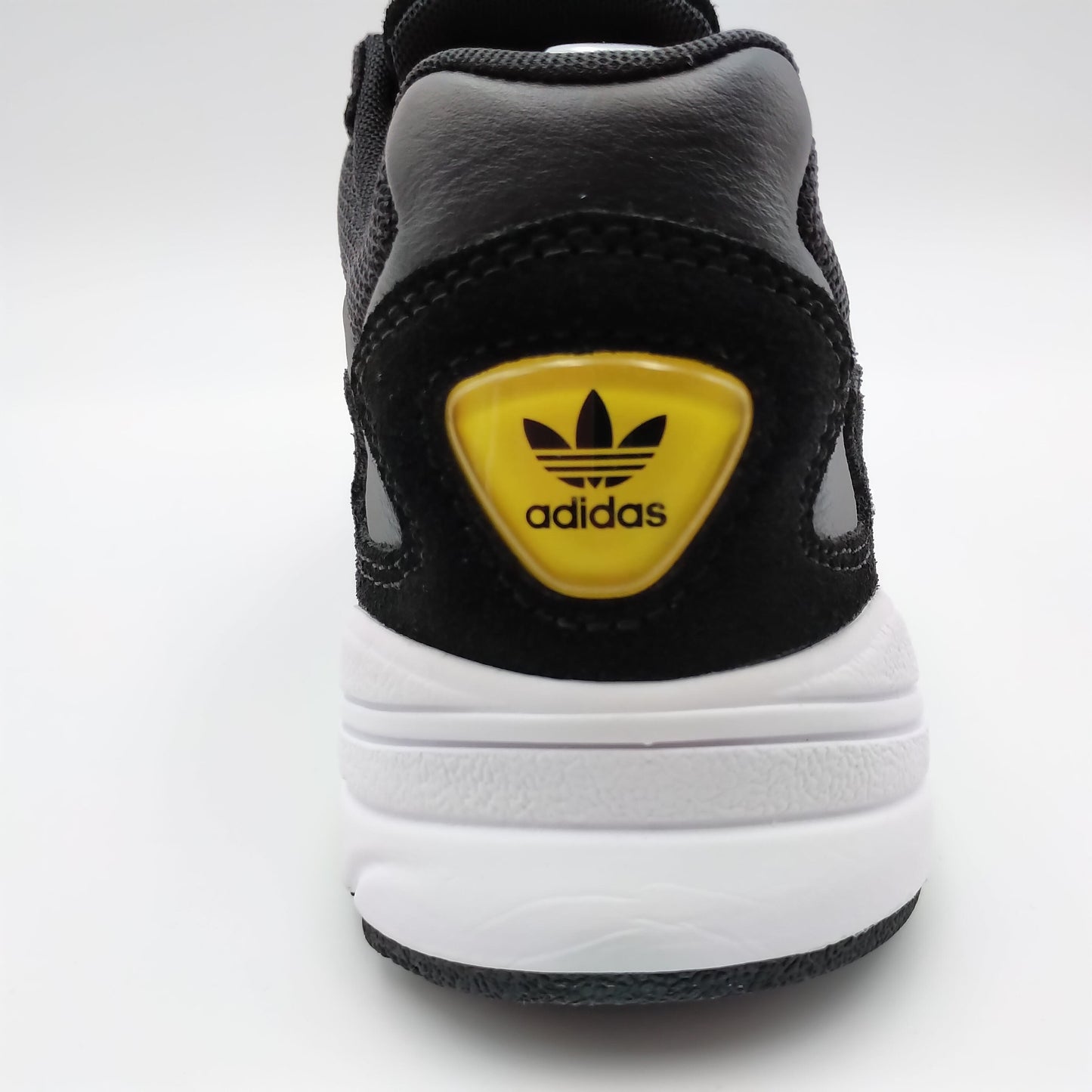 Adidas Falcon noir avec motifs dorés