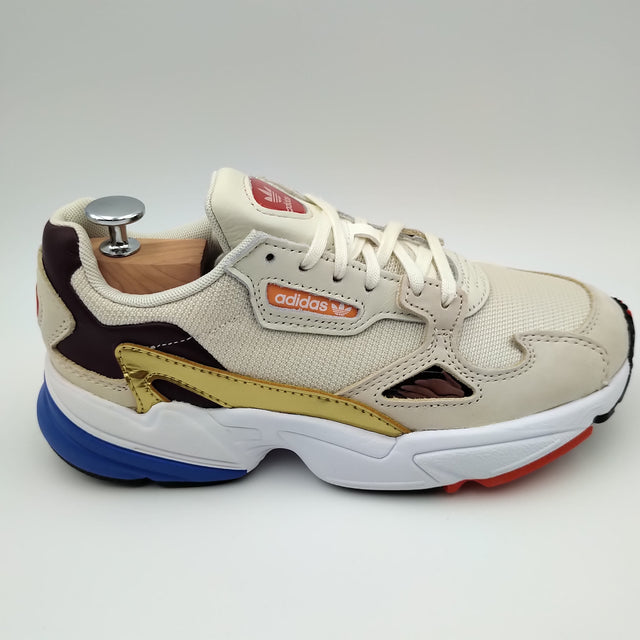 Adidas Falcon beige avec motifs dorés