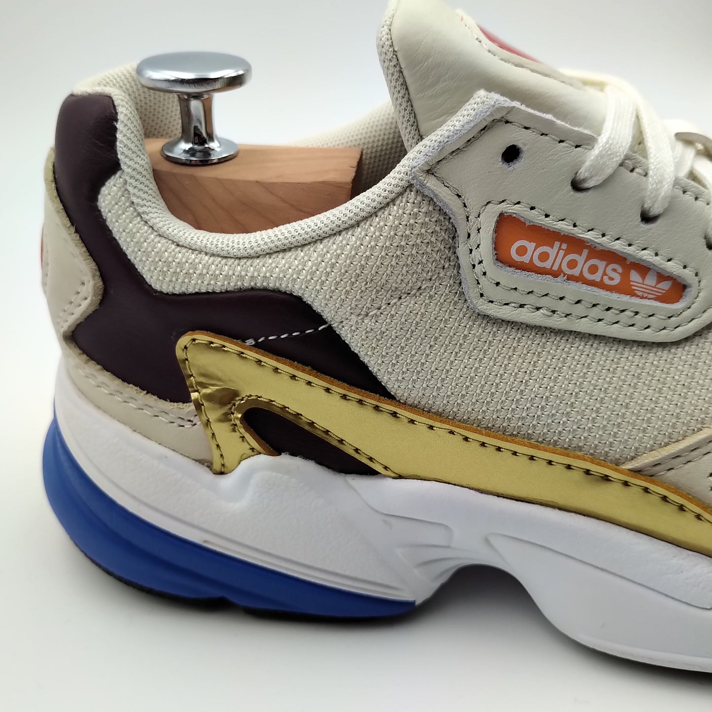 Adidas Falcon beige avec motifs dorés