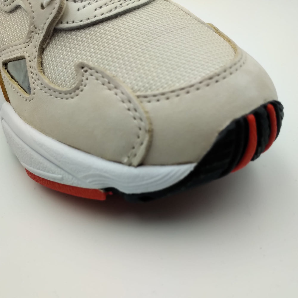 Adidas Falcon beige avec motifs dorés
