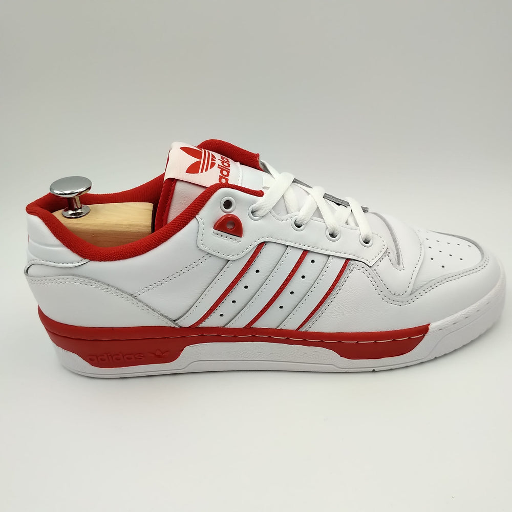 Adidas Rivalry Low blanche avec motifs rouges