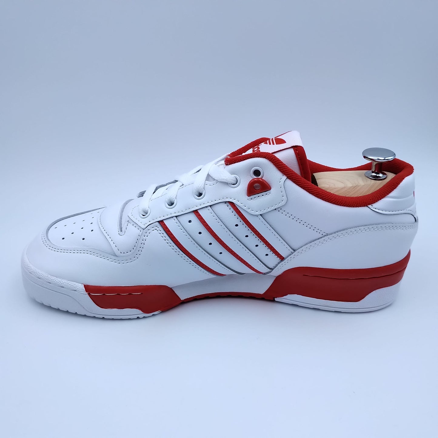Adidas Rivalry Low blanche avec motifs rouges