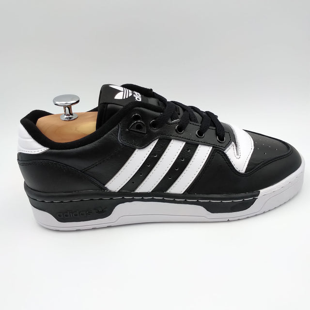 Adidas Rivalry Low noir avec bandes latérales blanches épaisses