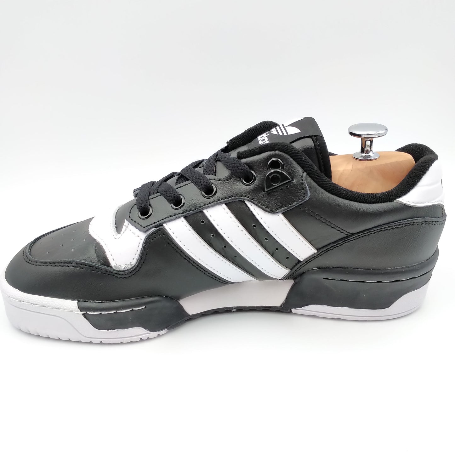 Adidas Rivalry Low noir avec bandes latérales blanches épaisses