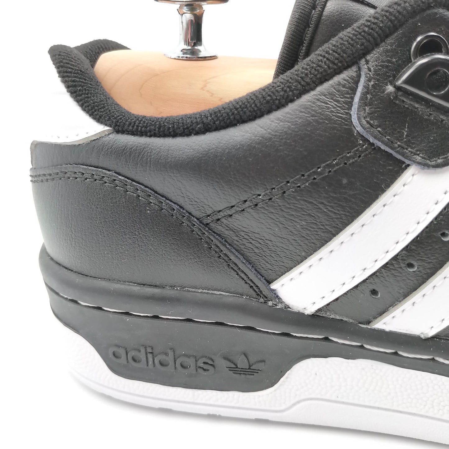 Adidas Rivalry Low noir avec bandes latérales blanches épaisses