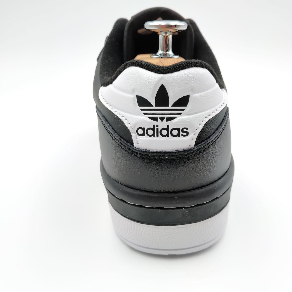 Adidas Rivalry Low noir avec bandes latérales blanches épaisses