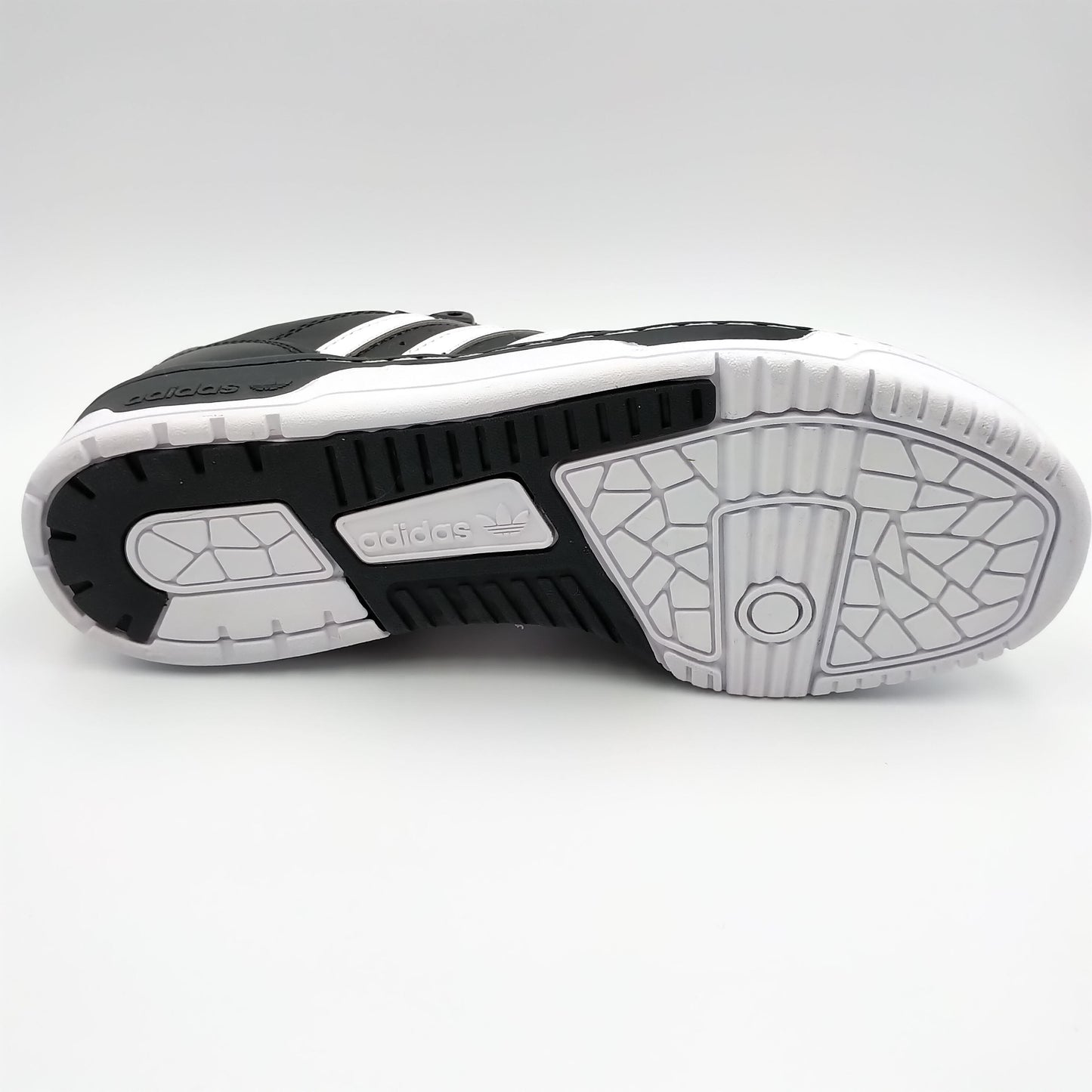 Adidas Rivalry Low noir avec bandes latérales blanches épaisses