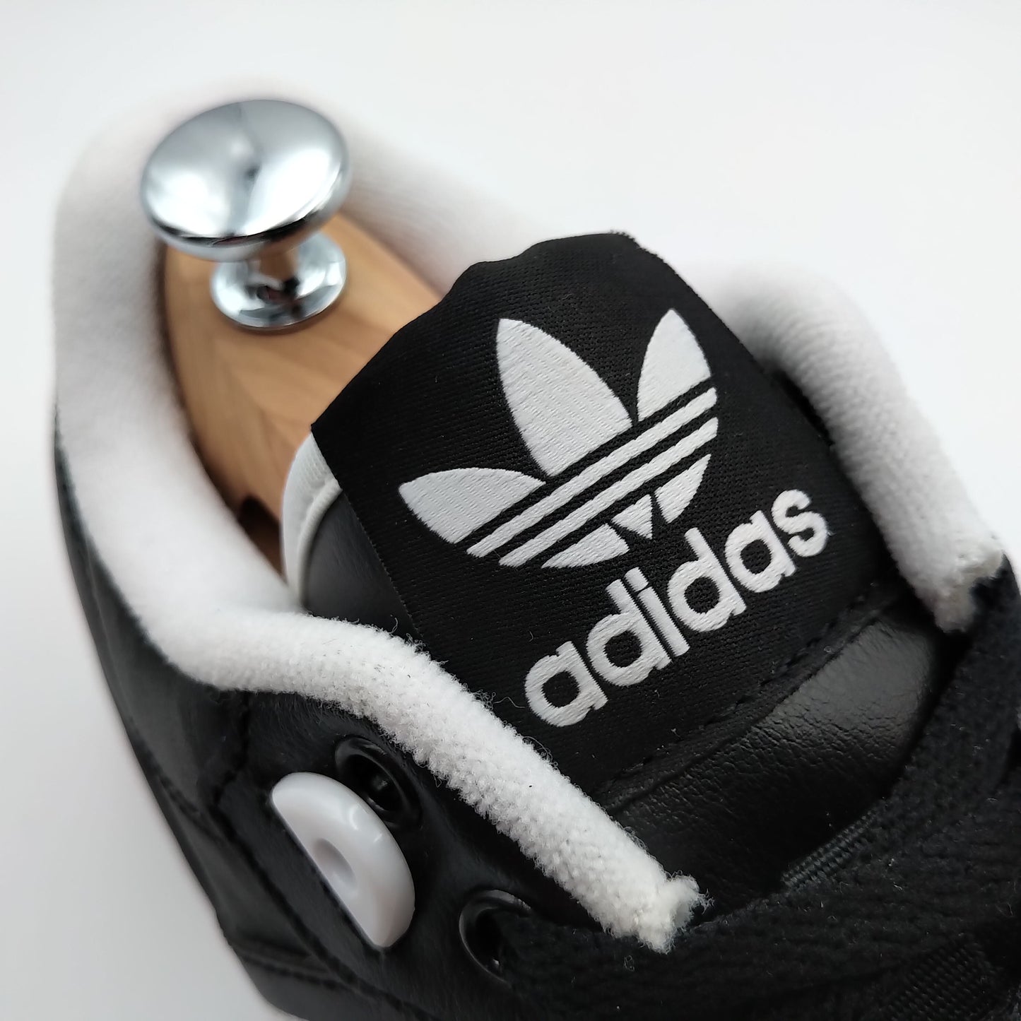 Adidas Rivarly noir avec bandes blanches fines