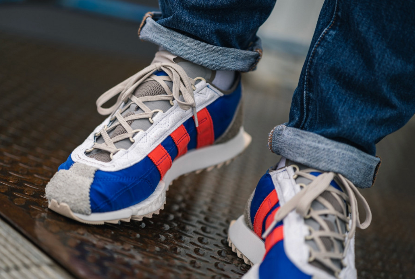 Adidas SL7600 bleu et grise avec bandes rouges