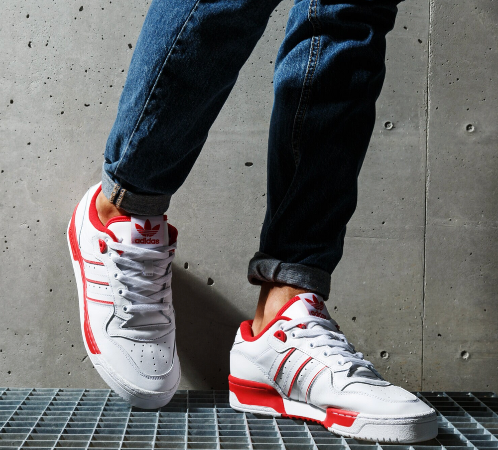 Adidas Rivalry Low blanche avec motifs rouges