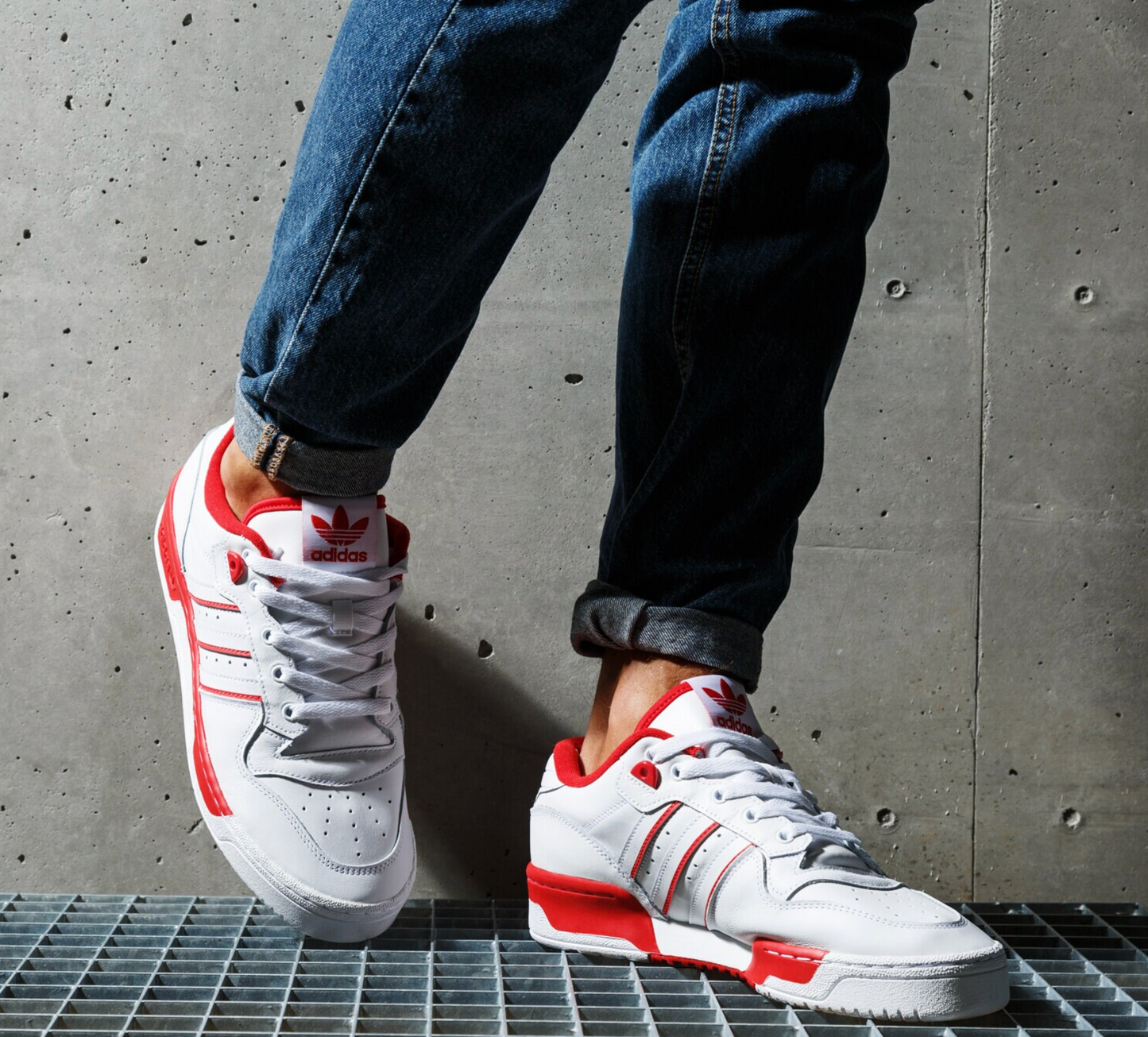 Adidas Rivalry Low blanche avec motifs rouges