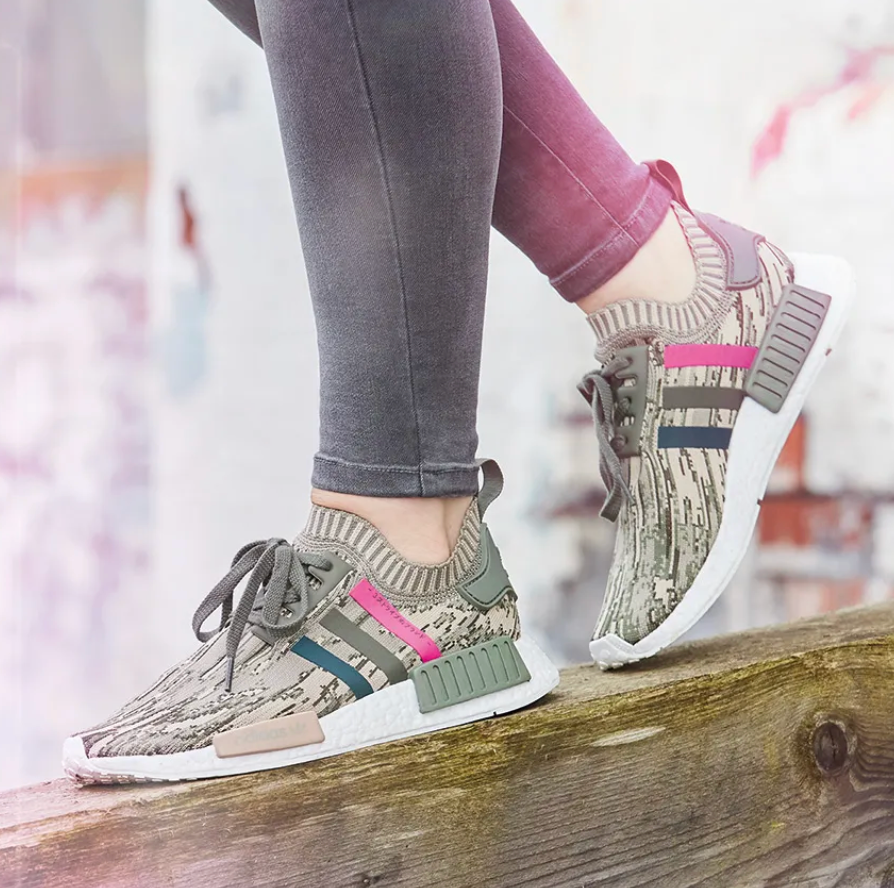 Adidas NMD_R1 verte kaki et bande rose